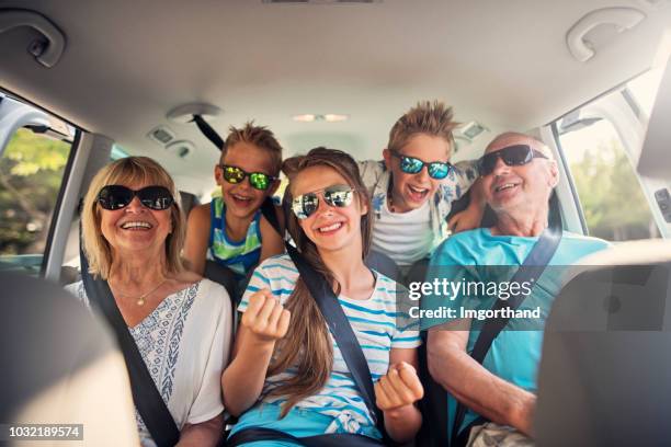 far-och morföräldrar och barnbarn ha kul bilsemester - family inside car bildbanksfoton och bilder