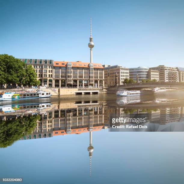 berlin cityscape - tv tower with reflection in spree river - berlin spree stockfoto's en -beelden