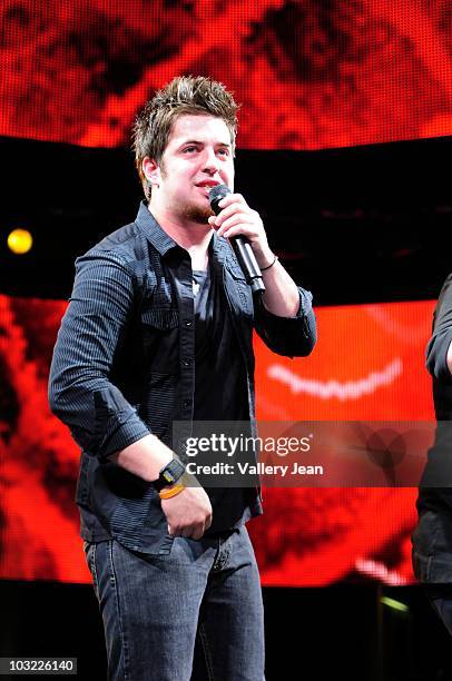 American Idol season 9 winner Lee DeWyze performs during American Idol Live! Tour at Bank Atlantic Center on August 3, 2010 in Sunrise, Florida.