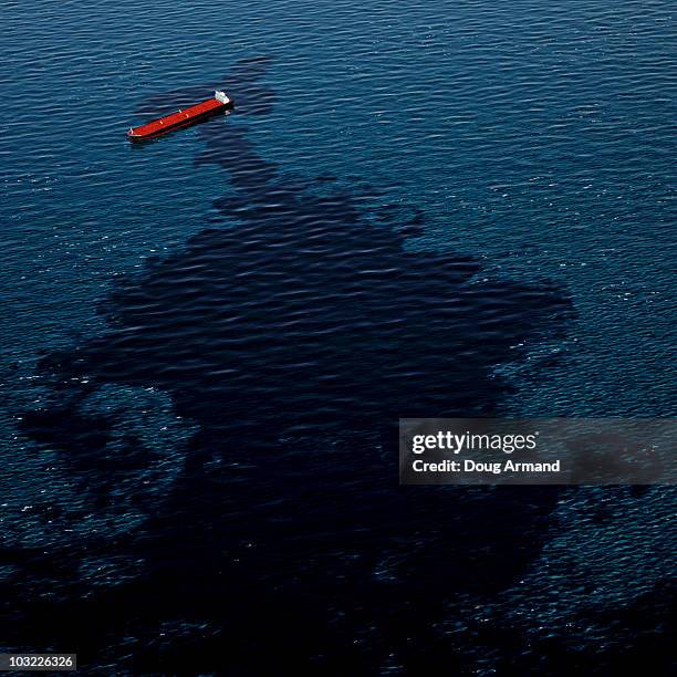 oil slick at sea - olielek stockfoto's en -beelden