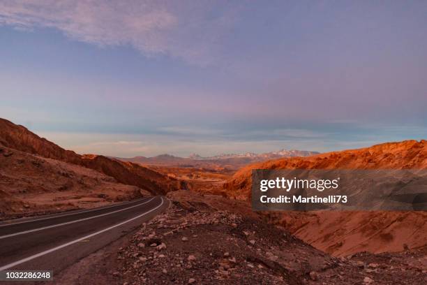 weg tussen calama en san pedro de atacama in chili - calama stockfoto's en -beelden