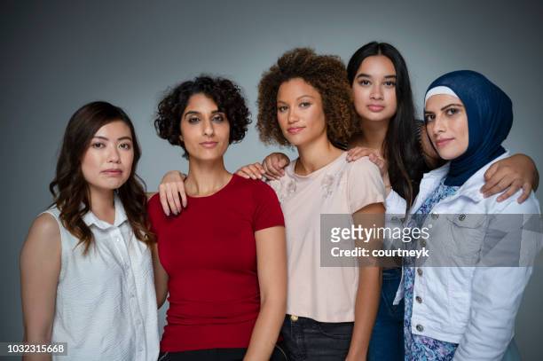 retrato de un grupo de mujeres en el estudio. - only women fotografías e imágenes de stock