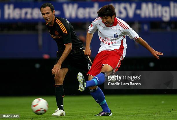 Heung Min Son of Hamburg scores his teams winning goal next to Ricardo Carvalho of Chelsea during a pre season friendly match between Hamburger SV...