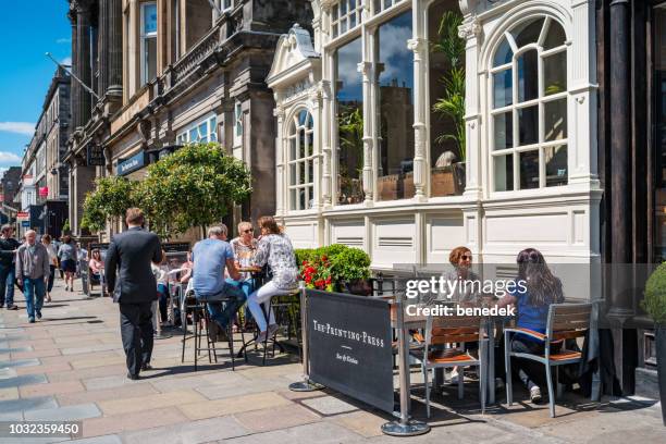 die menschen genießen terrasse des restaurants in der innenstadt von edinburgh schottland uk - edinburgh scotland stock-fotos und bilder