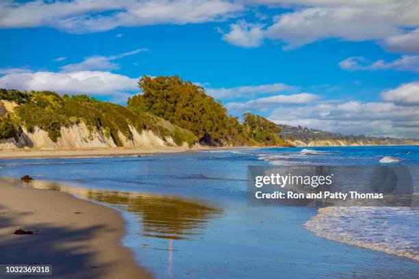 baia nascosta al goleta beach park, santa barbara ca - santa barbara foto e immagini stock