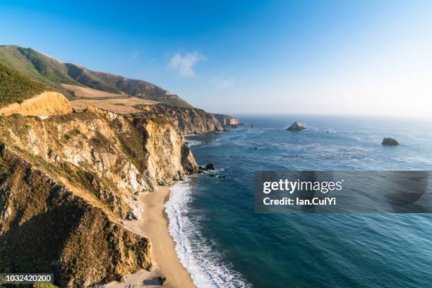 exploring california's central coast charms, the rugged big sur coastline along highway 1, between carmel highlands and big sur, monterey county, california usa. (day) - penhasco caraterísticas do território imagens e fotografias de stock