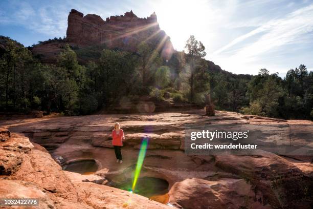 limpieza de chakras en siete piscinas sagradas, sedona - oak creek canyon fotografías e imágenes de stock