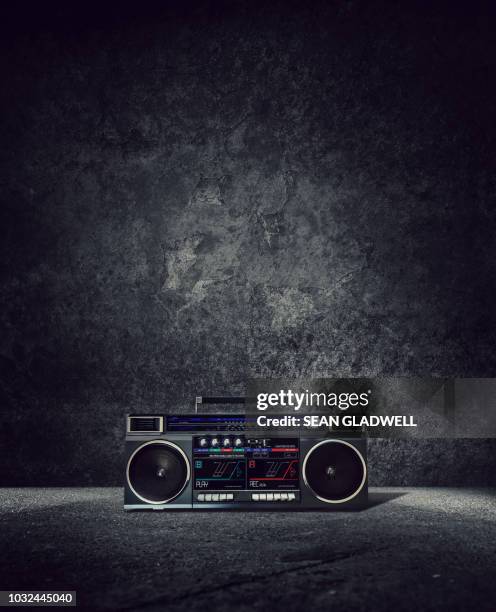 retro boom box - ghettoblaster stock-fotos und bilder