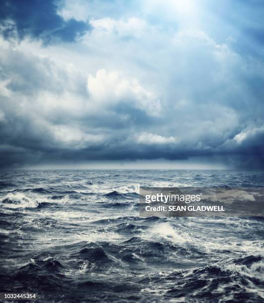 storm ocean - vista marina fotografías e imágenes de stock