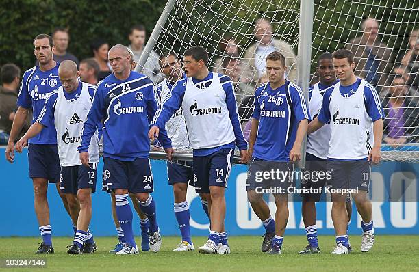 Christoph Metzelder, Peer Kluge, Christian Pander, Edu, Kyriakos Papadopoulos, Erik Jendrisek, Jefferson Farfan and Alexander Baumjohann of Schalke...