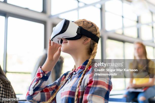 tiener student vr-bril - virtual reality stockfoto's en -beelden