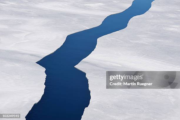 cracks in pack ice. - weddell sea - fotografias e filmes do acervo