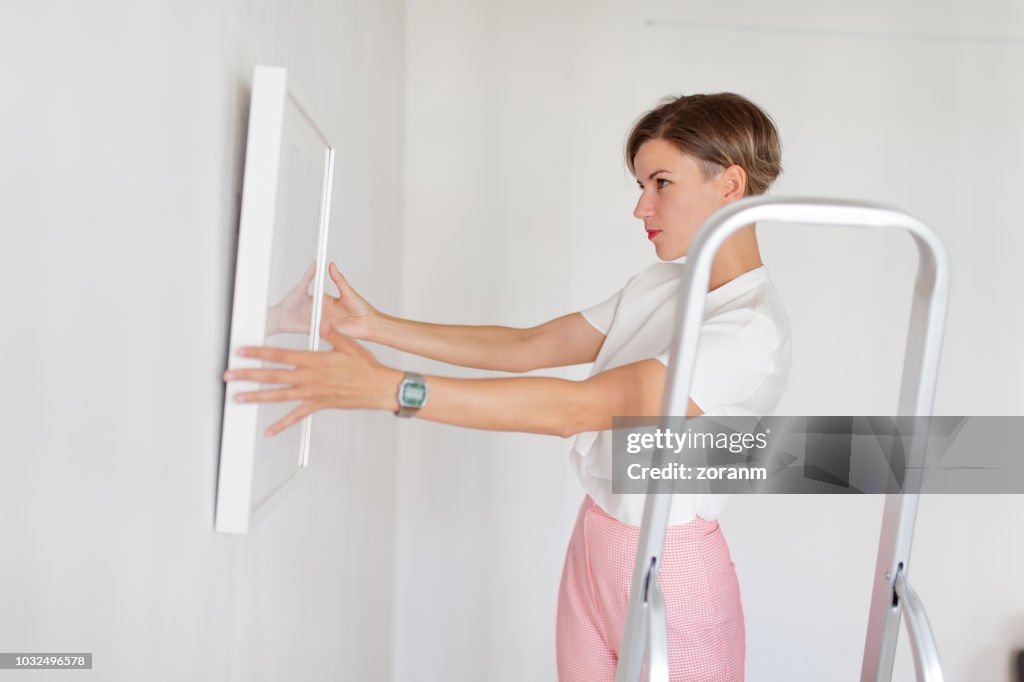 Foto enmarcada sosteniendo contra la pared blanca