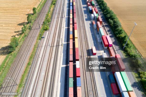 container cargo e treni merci, vista aerea - train tracks and nature foto e immagini stock