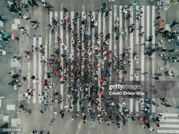 vue aérienne d’un franchissement à mexico - foule en mouvement photos et images de collection