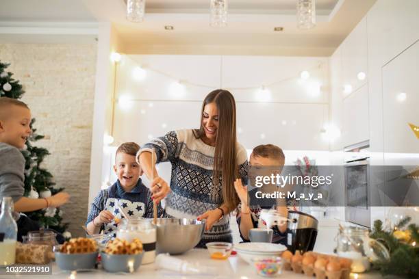 de ware geest van kerstmis - baked goods stockfoto's en -beelden