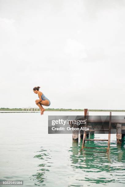 mujer caminando en la selva - agua estancada fotografías e imágenes de stock