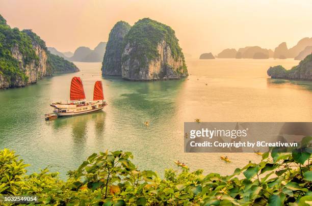 sunset in ha long bay, quang ninh, vietnam (halong) - halong bay vietnam stockfoto's en -beelden