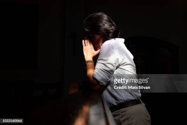 woman praying - religious mass photos et images de collection