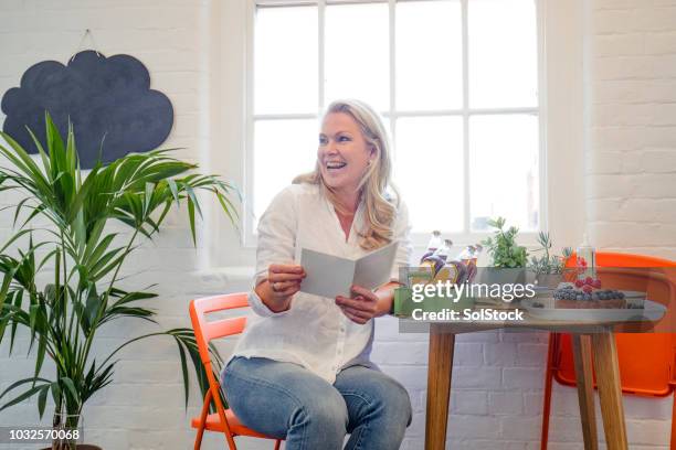 viering van de verjaardag op de werkplek - sources stockfoto's en -beelden