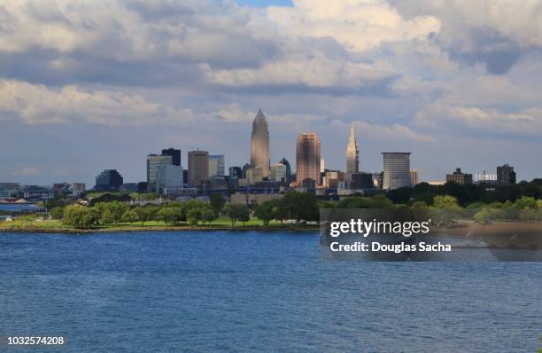 cleveland skyline on the lake erie shore - cleveland ohio flats stock pictures, royalty-free photos & images