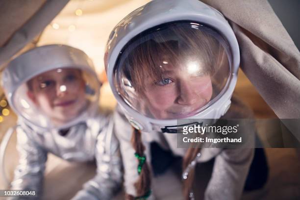 姉と弟は自分の部屋で宇宙飛行士を再生 - astronaut helmet ストックフォトと画像