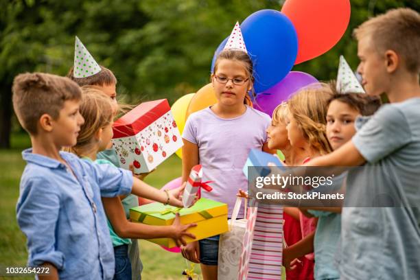 ragazza non felice che festeggia la festa di compleanno - sad birthday foto e immagini stock