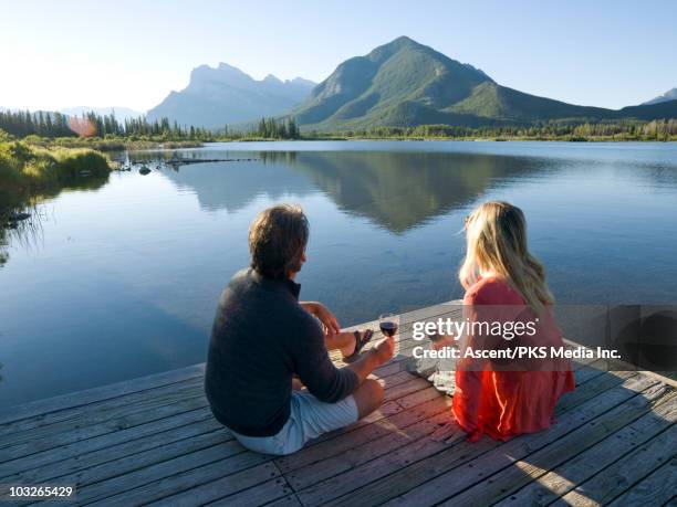 couple enjoy glass of wine on mtn wharf - canada wine stock-fotos und bilder