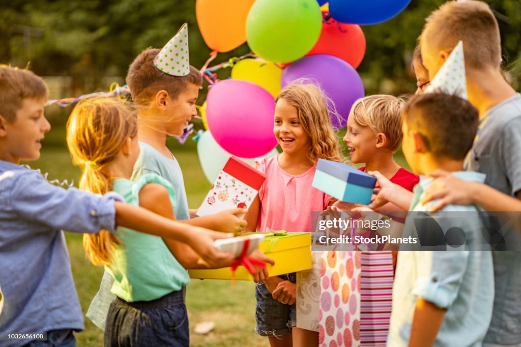 Kinderen kwamen naar verjaardagsfeestje met presenteert