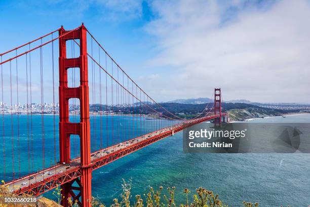 golden gate straat - san francisco californië stockfoto's en -beelden
