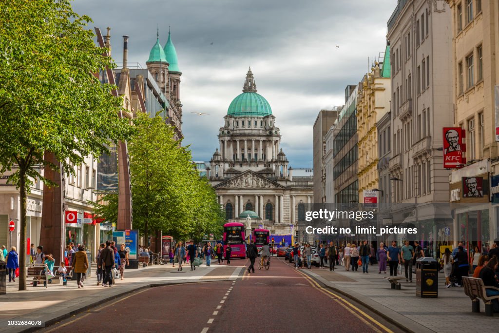 Kijk naar het stadhuis in Belfast