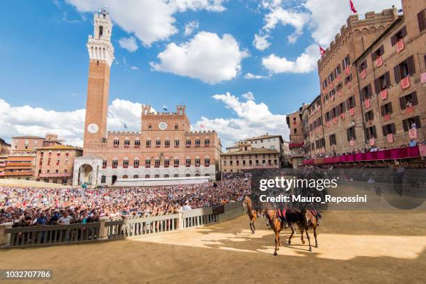 parade vor dem rennen "palio di siena" stadt siena, italien. - palio di siena stock-fotos und bilder