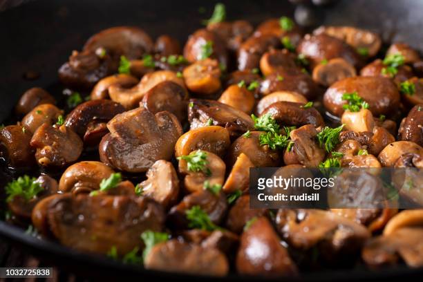pfanne pilze - edible mushroom stock-fotos und bilder