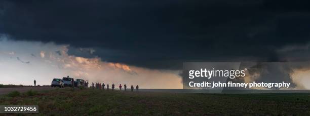 storm chasers watch sister tornadoes, colorado. usa - stormchaser stock-fotos und bilder
