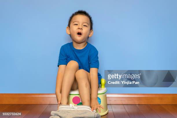 smiling boy potty training - potty training stockfoto's en -beelden
