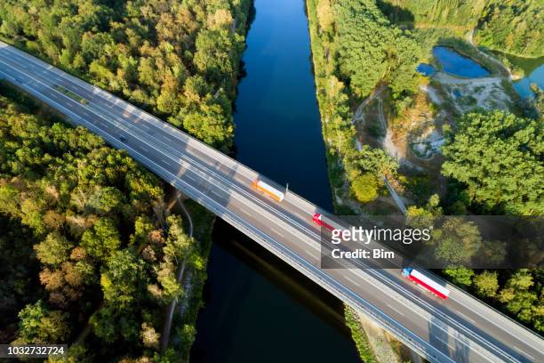 ponte da estrada, vista aérea - autobahn - fotografias e filmes do acervo