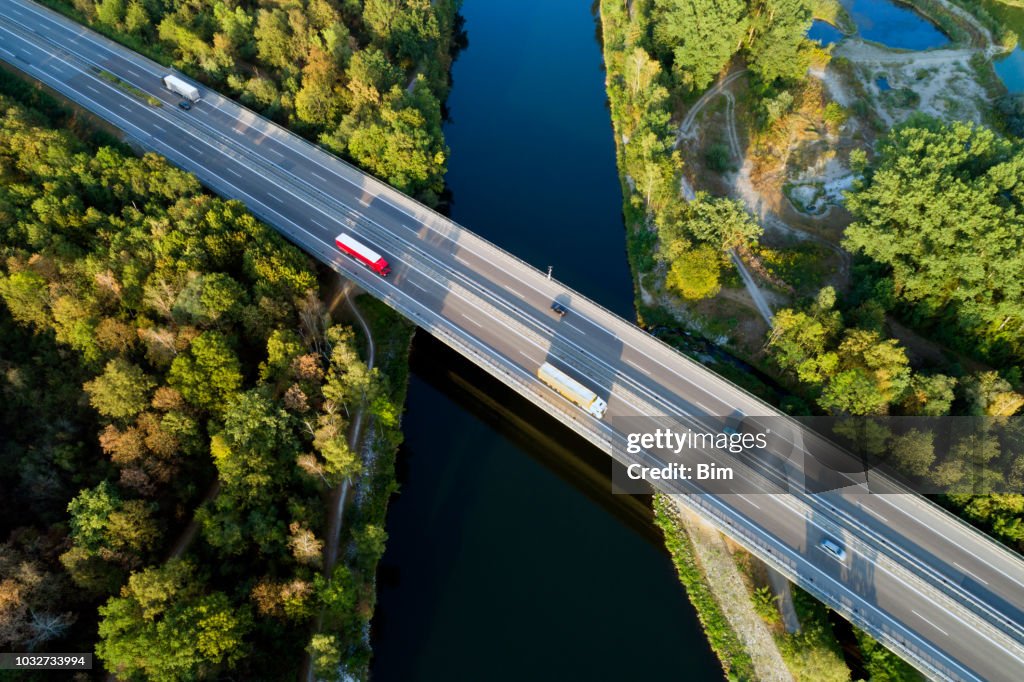 Autobahnbrücke, Luftbild