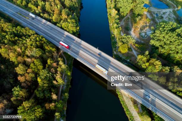 highway bridge, luchtfoto - truck birds eye stockfoto's en -beelden