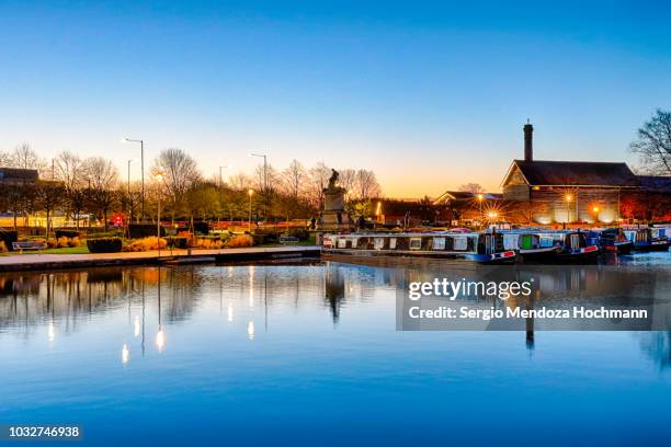 sunrise hits narrow boats and the gower memorial on the river avon in stratford-upon-avon, england - stratford upon avon fotografías e imágenes de stock