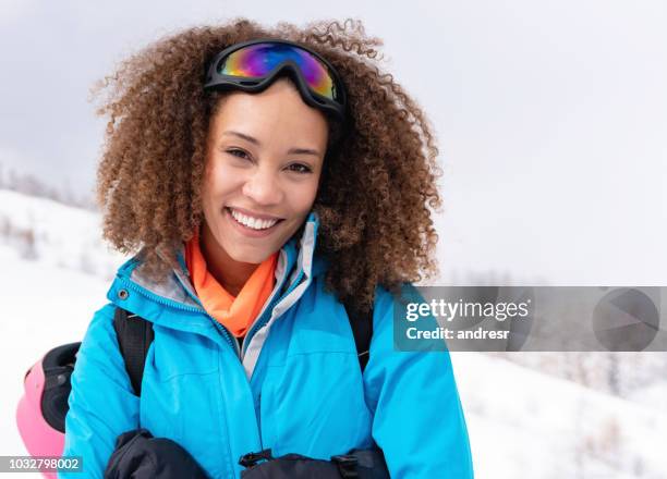 gelukkige vrouw skiën in de alpen - happy skier stockfoto's en -beelden