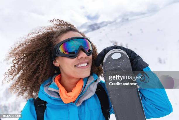 vrouwelijke skiër op zoek zeer gelukkig in de bergen - happy skier stockfoto's en -beelden