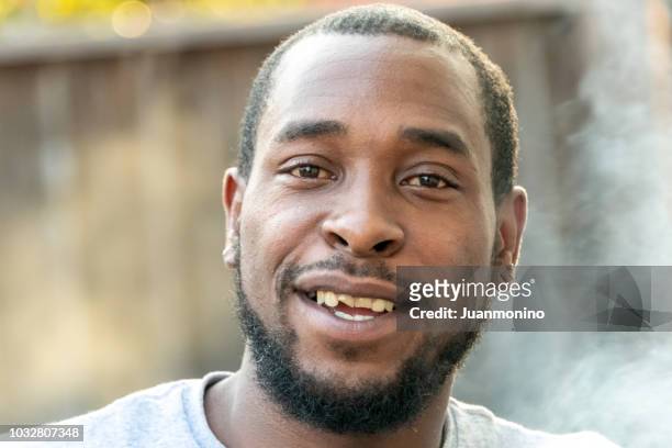 uomo di colore che guarda la telecamera - jamaican ethnicity foto e immagini stock