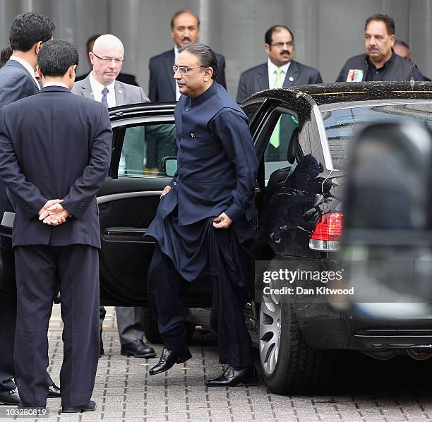 Pakistan's President Asif Ali Zardari arrives at the back entrance to Birmingham's International Convention Centre on August 7, 2010 in Birmingham,...