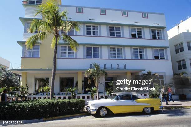 CLASSIC CAR PARKED BY ART DECO BUILDING SOUTH BEACH MIAMI FL USA