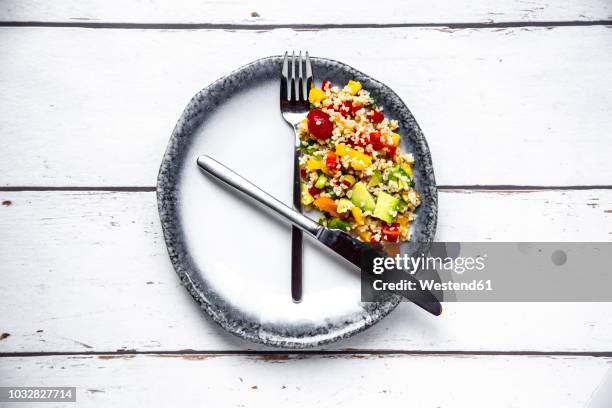 bulgar salad on round plate, symbol for intermittent fasting - fasten stock-fotos und bilder