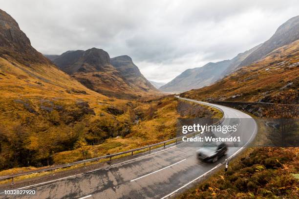 uk, scotland, scenic road through the mountains in the scottish highlands near glencoe with a view on the three sisters - glencoe schotland stockfoto's en -beelden
