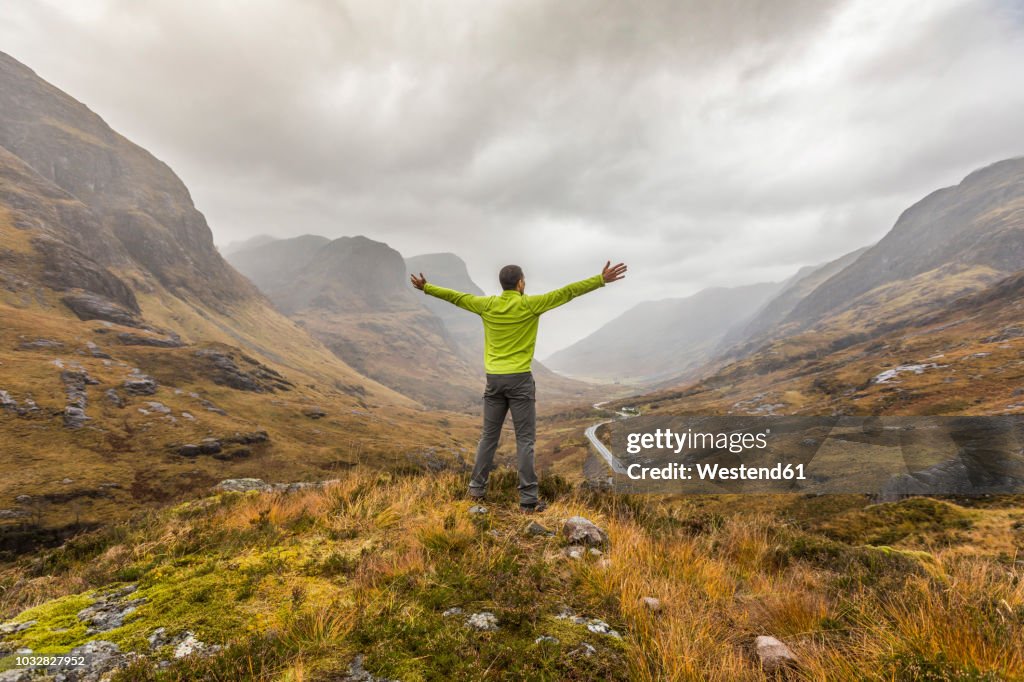 UK, Scotland, man in the Scottish highlands near Glencoe with a view on the Three Sisters