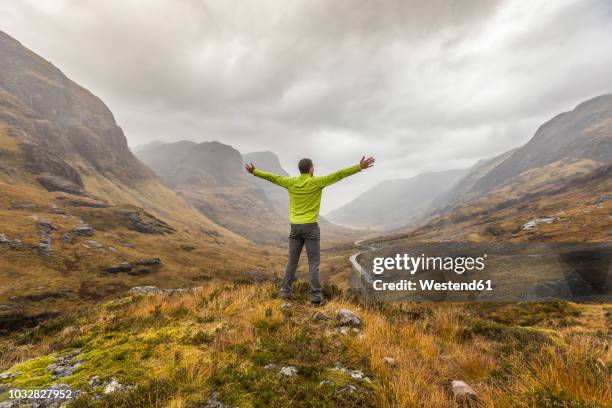 uk, scotland, man in the scottish highlands near glencoe with a view on the three sisters - highlands schottland wandern stock-fotos und bilder