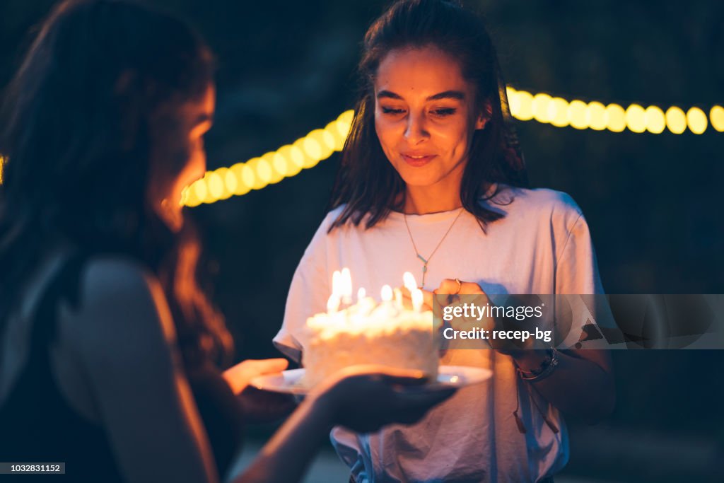 Vrienden viering verjaardag met taart