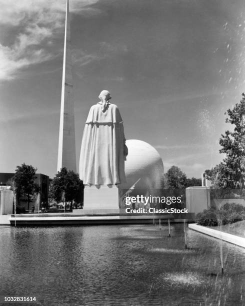 1930s 1939 WORLD'S FAIR CONSTITUTION MALL POND SURROUNDED BY STATUES TRYLON AND PERISPHERE IN BACKGROUND NEW YORK CITY NY USA